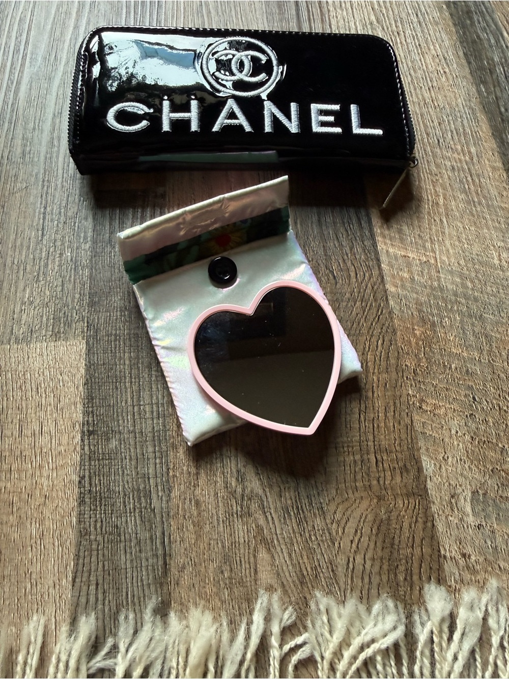CHANEL Black Patent Logo Zip Card Wallet + Gucci Beauty Mirror - FGWP - Picture 2 of 3
